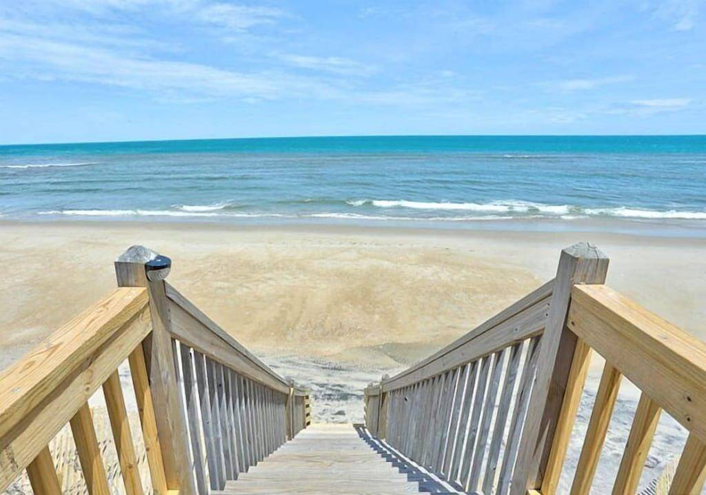 3br Oceanfront Duplex, views, sunrise! in Nags Head, Dare County