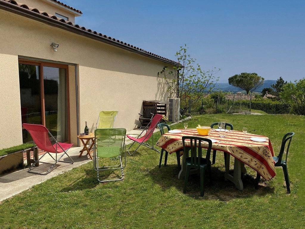 Studio entier, T2 dans villa avec piscine privée in Pertuis, Parc naturel régional du Luberon