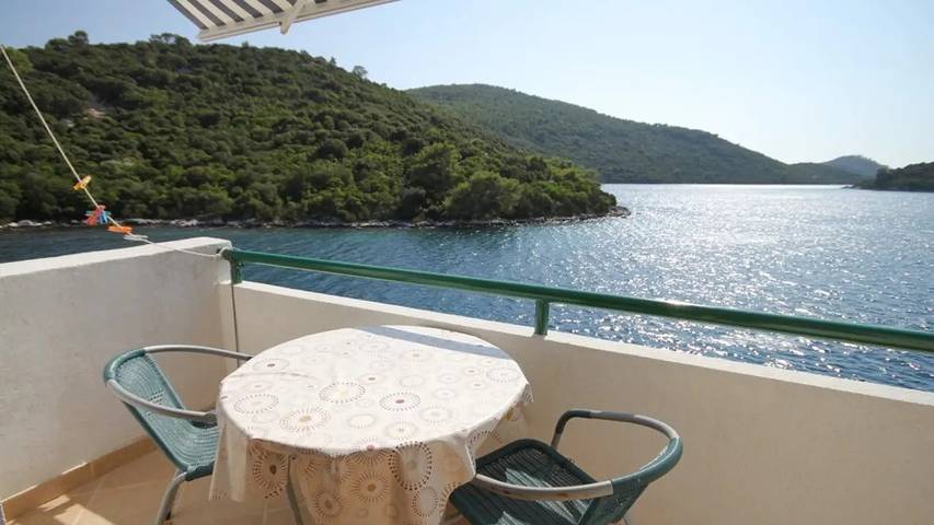 Gîte pour 2 personnes, avec terrasse dans Lastovo