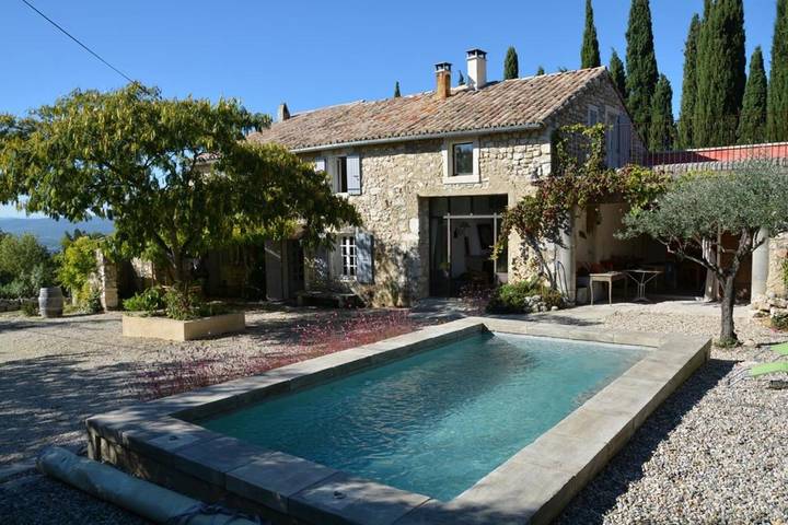 Location de vacances pour 9 personnes, avec piscine et jardin à La Garde-Adhémar