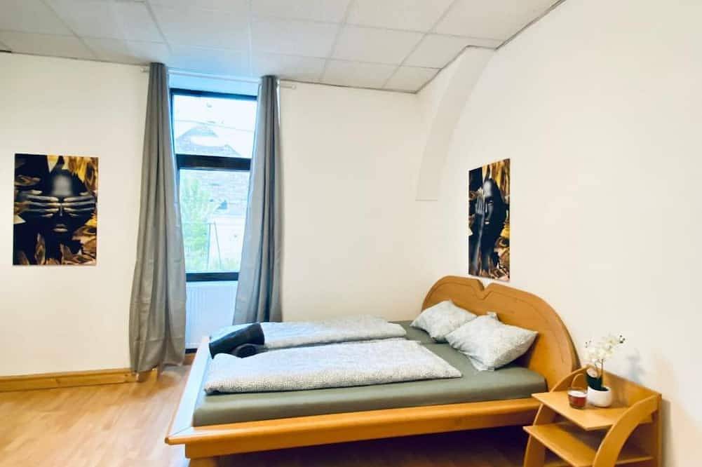 Ganze Wohnung, Private Room Near Vienna’s Center in a Shared Apt in Liesing, Wien