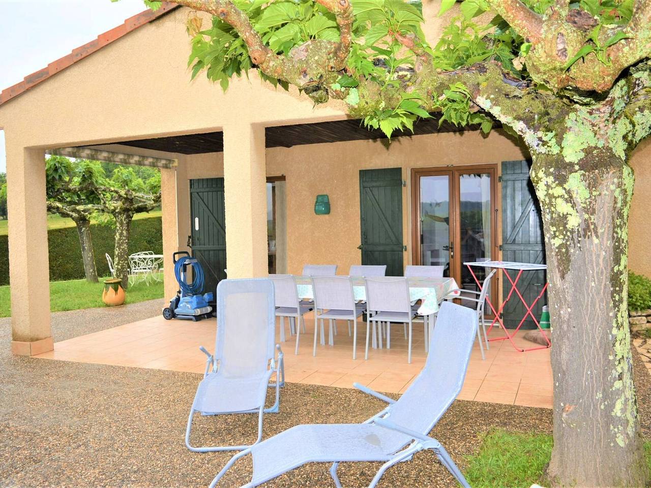 Villa à Lagorce avec piscine privative, 4 chambres, grand terrain, animaux admis, tout confort in Lagorce, Ardèche