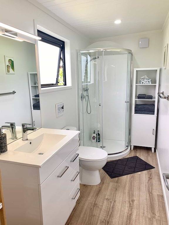 Cottage for 4 people, with terrace and garden, with pets in Auckland Council