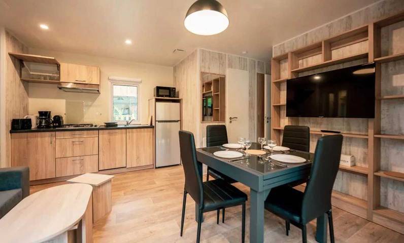 Mobil home pour 10 personnes, avec sauna et terrasse ainsi que jacuzzi et bassin pour enfant à Quimper - 4