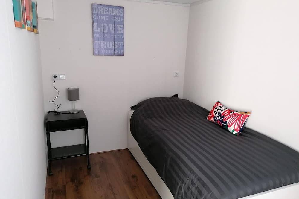Comfortable Chalet with spacious terrace and (play) garden facing south. in IJssel