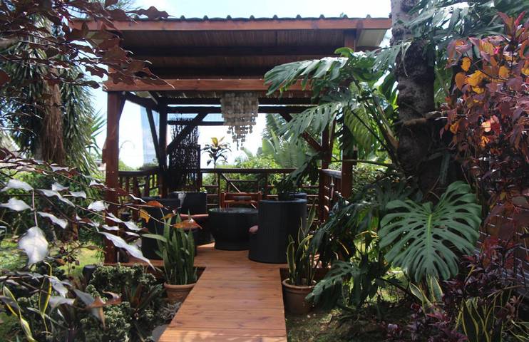Gîte pour 2 personnes, avec jardin et piscine ainsi que terrasse et jacuzzi dans Bois de Nèfles