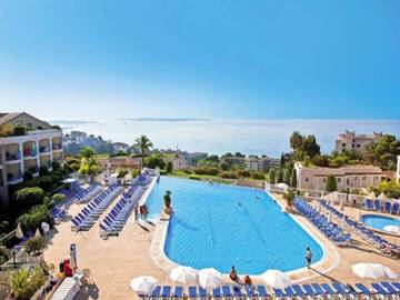 Gîte pour 7 personnes, avec piscine, adapté aux familles à Cannes