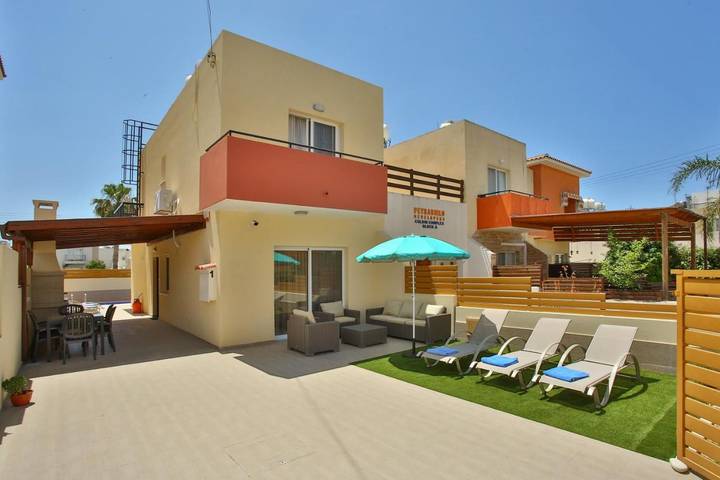 Villa for 5 people, with Balcony and Terrace as well as Garden and Pool in Kato Paphos