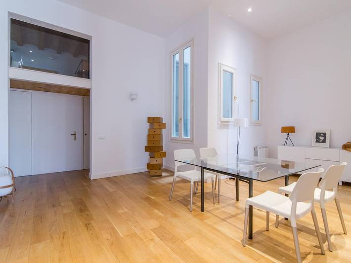 Apartamento vacacional entero, Apartamento de diseño de 3 habitaciones con terraza in Centro Barcelona, Barcelona