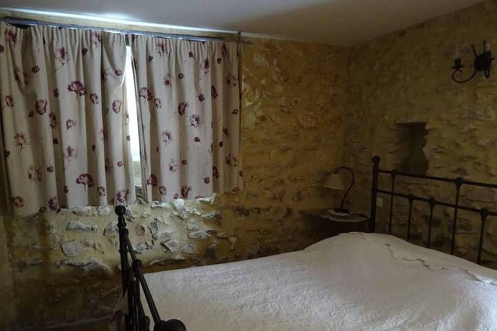 Location de vacances pour 5 personnes, avec jardin ainsi que piscine et jacuzzi à La Rochegiron - 2