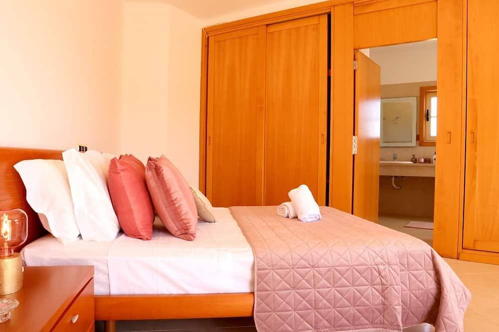 Villa Alvor near the beach with 4 suites in Alvor, Faro District