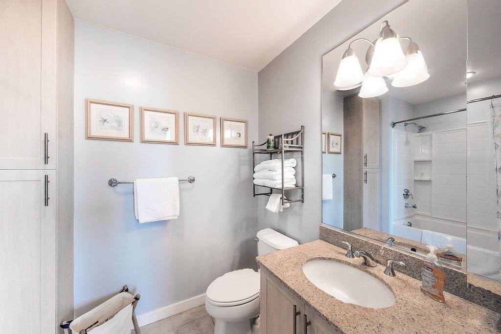 Ganze Wohnung, Beach condo with pool views, balcony, outdoor pool & gym in Virginia Beach