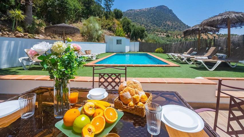 Casa rural para 6 personas, con balcón/terraza y piscina en El Gastor