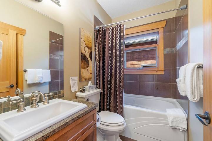 Vacation rental for 8 people, with garden and pool as well as sauna and hot tub in Shuswap Lake