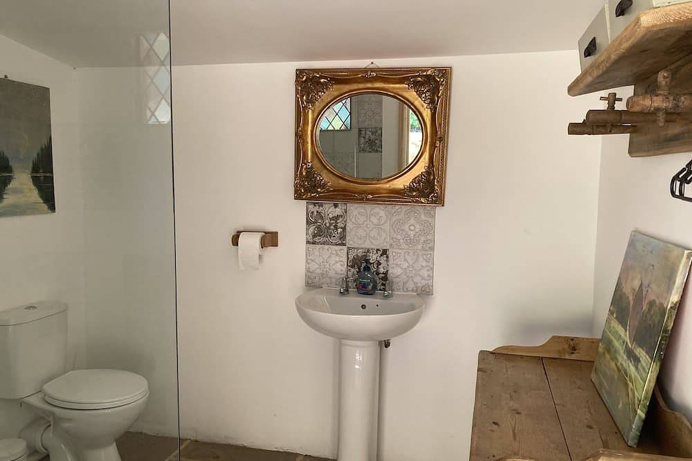 Pet Friendly - 2 Guests - Shepherds Hut in Gloucestershire