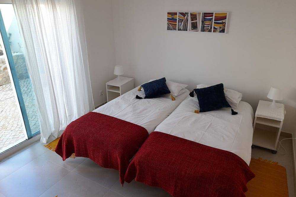 New villa with pool in Salema  Ideal location  lovely sea and countryside views. in Salema, Naturpark Südwest-Alentejo und Costa Vicentina