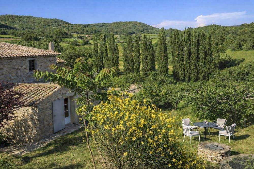 Entire apartment, Le Mas d'Eylieux - House with swimming pool - South Ardèche in Saint-Montan, Privas