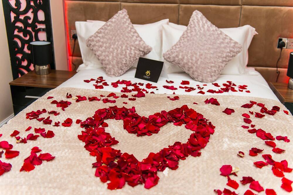 Entire apartment, Aphrodite Suites Grand Spa Suite Jet Spa Apartment in Huddersfield, West Yorkshire
