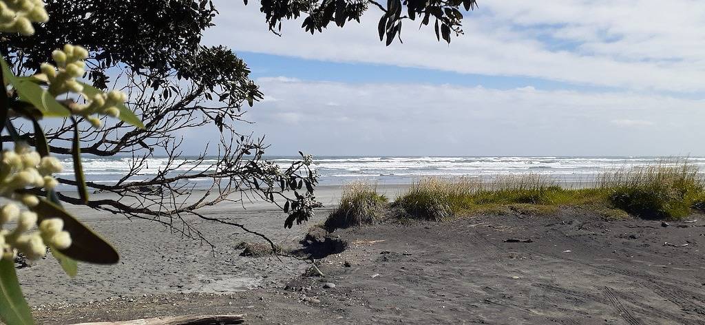 Seaside, on bike trail with free fibre and streaming. Double glazed comfort.\n in West Coast (Neuseeland)