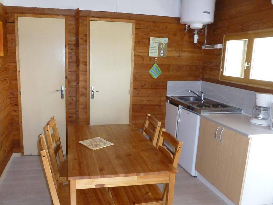 Flower Camping Les Terrasses de Dordogne - Chalet 4 personnes - Chalet Standard 25m² (2 chambres) 2 adultes et 2 enfants - Terrasse couverte 10m² 2/4 pers in Rouffignac-Saint-Cernin-de-Reilhac, Périgord Noir