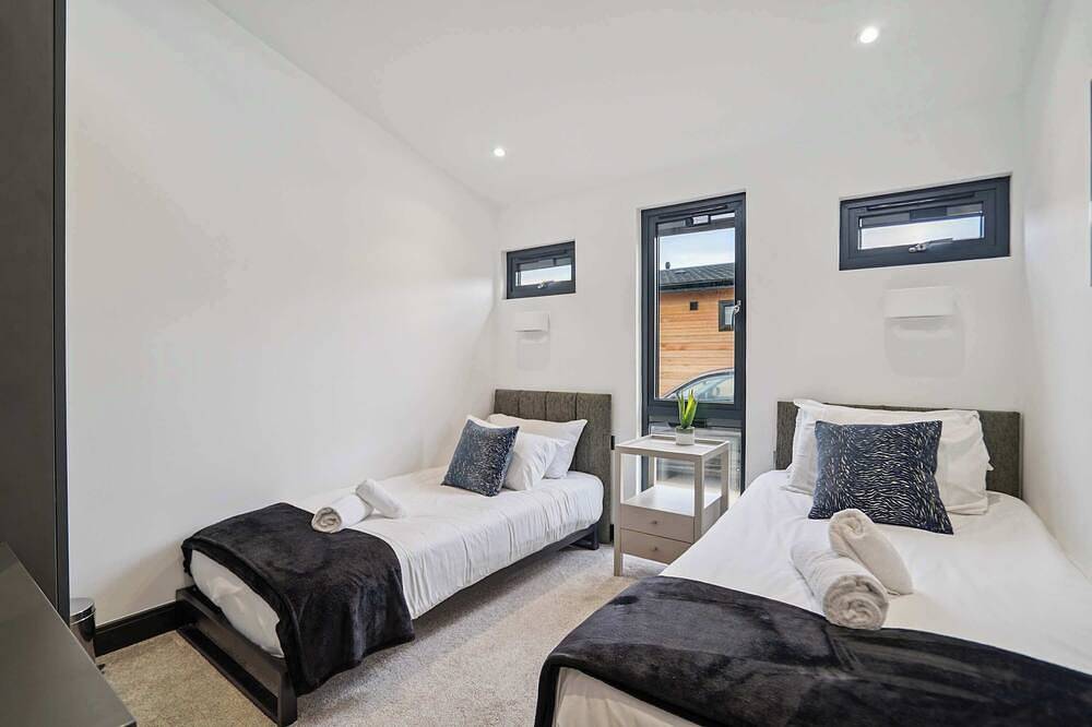 Luxury Lodge River Thames ❤ Beautiful Marina Views in Windsor, Berkshire