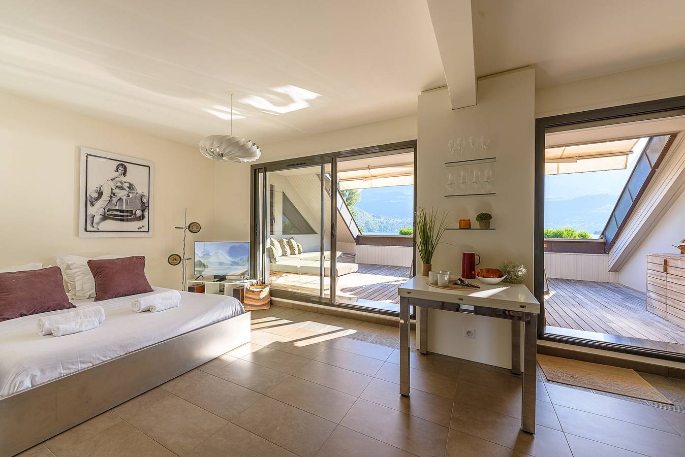 Entire apartment, Loft Azur - terrasse vue lac, plage privée pour les résidents in Duingt, Bauges