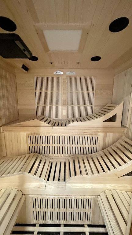 Green Giant A - Luxury mountain retreat 6 bdr, ski in/out, 9 pers hot tub, in Fraser Valley Regional District