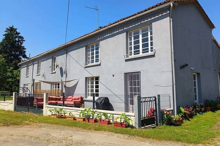 Location de vacances pour 8 personnes, avec terrasse et jardin à Vernoux-en-Gâtine