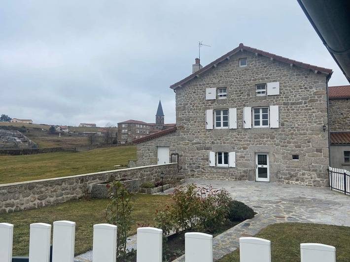 Gîte pour 8 personnes, avec terrasse à Venteuges