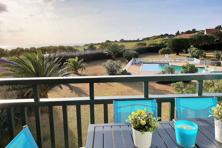 Gîte pour 6 personnes, avec Balcon et Terrasse ainsi que Jardin et Piscine dans Golf d'Ilbarritz