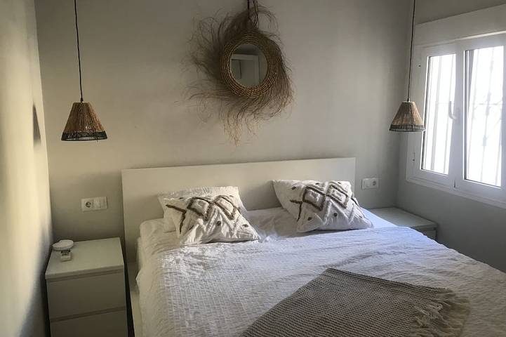Ganze Wohnung, Erste Linie, Meerblick von Terrasse, Pool, Garten, Stadtmitte & 15m zum Strand! in Playa Carabeíllo, Nerja