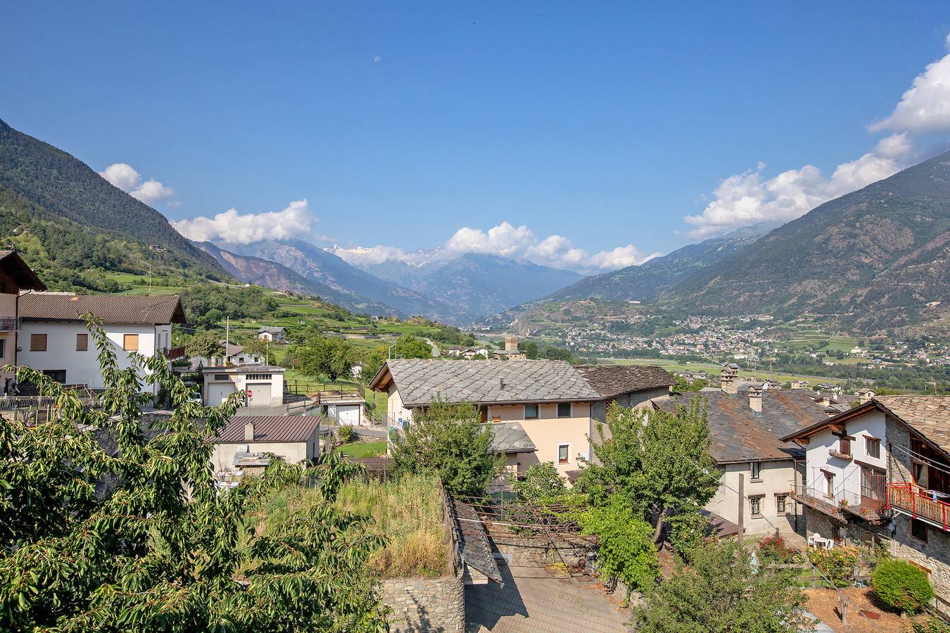 Ganze Wohnung, Ferienwohnung 'Casa Olma' mit Bergblick, privater Terrasse und Wi-Fi in Gressan, Comune di Gressan