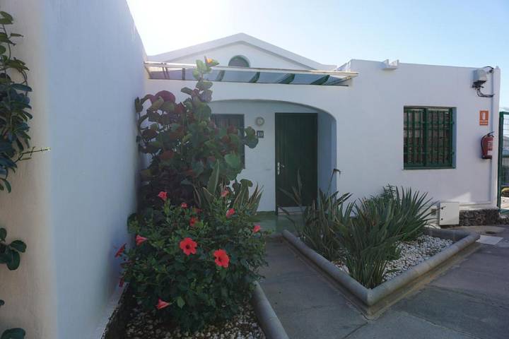 Bungalow para 4 personas, con piscina y vistas además de piscina para niños y jardín en Sonnenland