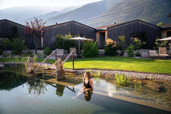 Chalet für 2 Personen, mit Terrasse und Whirlpool sowie Garten und Pool im Vinschgau