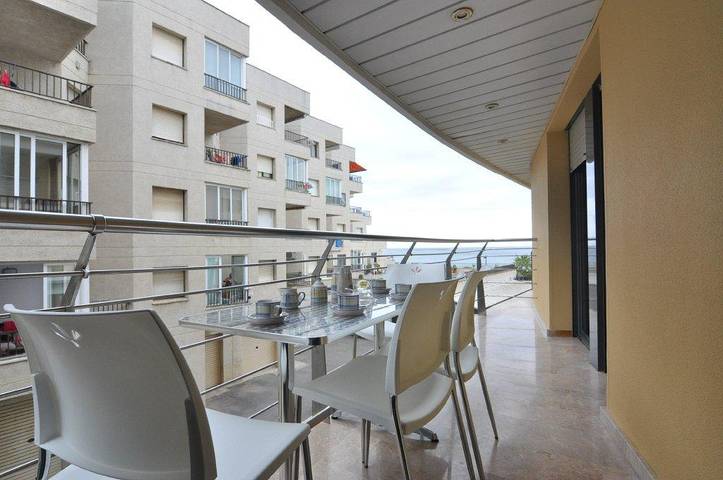 Ganze Wohnung, Apartment direkt am Strand in Roses, Costa Brava! 2 Schlafzimmer, Meerblick, Pool, kostenloses WLAN. Buchen Sie jetzt! in Roses, Oberampurien
