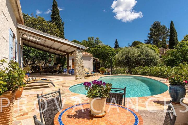 Charmantes Ferienhaus mit Pool in St-Paul-en-Forêt in Saint-Paul-en-Forêt, Mittelmeerküste (Frankreich)