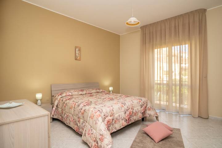 Entire apartment, Apartment 'Sicilia Bedda House' with Balcony and Wi-Fi in Rocca di Capri Leone, Capri Leone