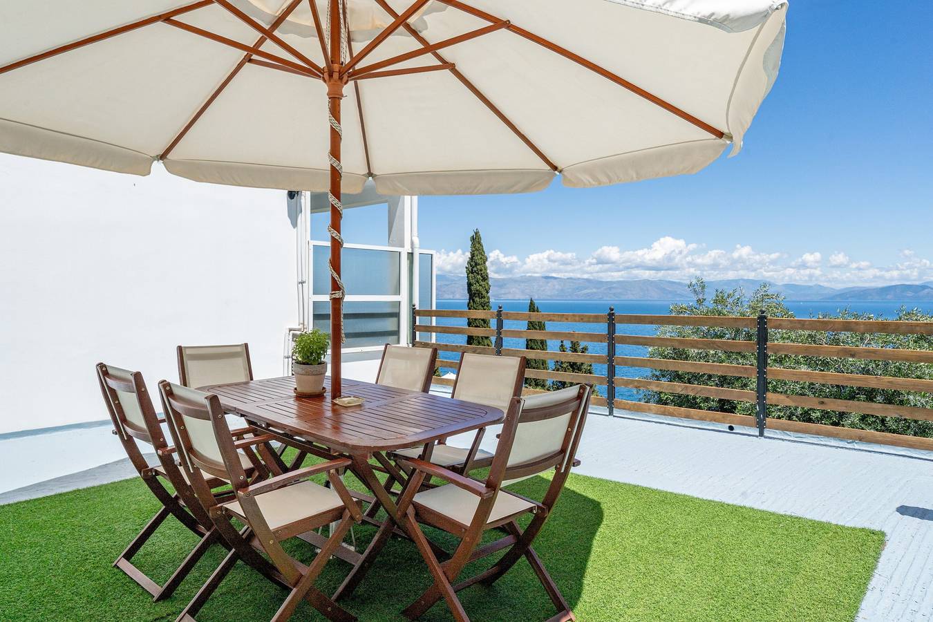 Zimmer 'Gartenblick 3' mit privater Terrasse, Wi-Fi und Klimaanlage in Benitses, Corfu, Korfu