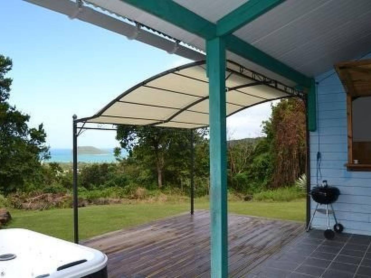 Holzbungalow, 3 Schlafzimmer, Meerblick, privater Jacuzzi in Deshaies, Guadeloupe