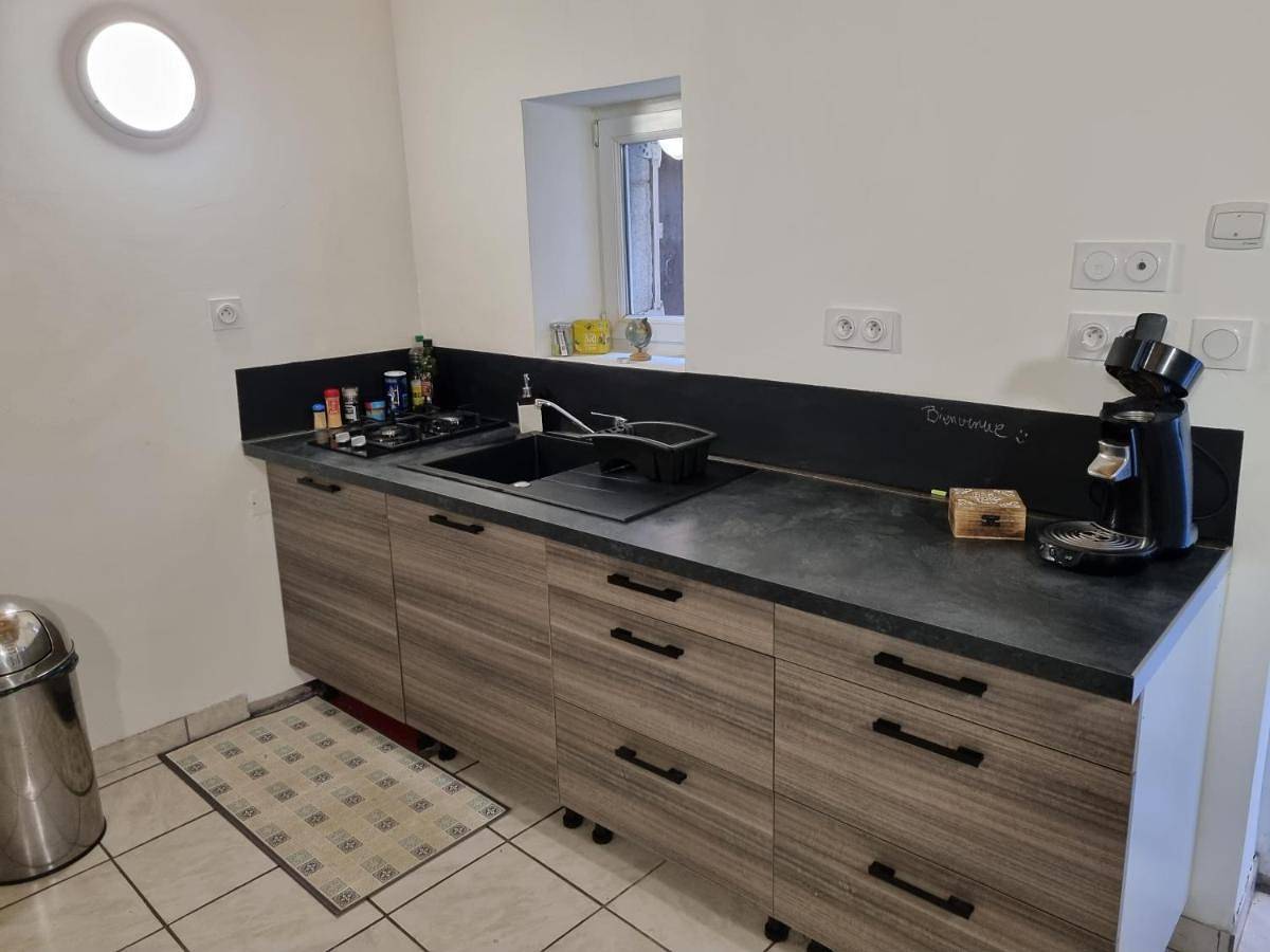Appartement entier, One-Bedroom Apartment in Issoire, Région de Besse-et-Saint-Anastaise