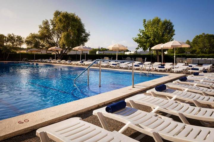 Hôtel pour 2 personnes, avec bassin pour enfant et balcon ainsi que jacuzzi et piscine