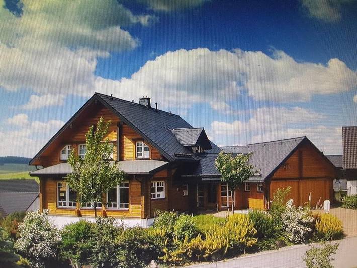 Ferienhaus für 10 Personen, mit Balkon und Whirlpool sowie Terrasse und Garten