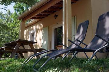 Gîte pour 6 personnes, avec jardin et piscine à Valaurie