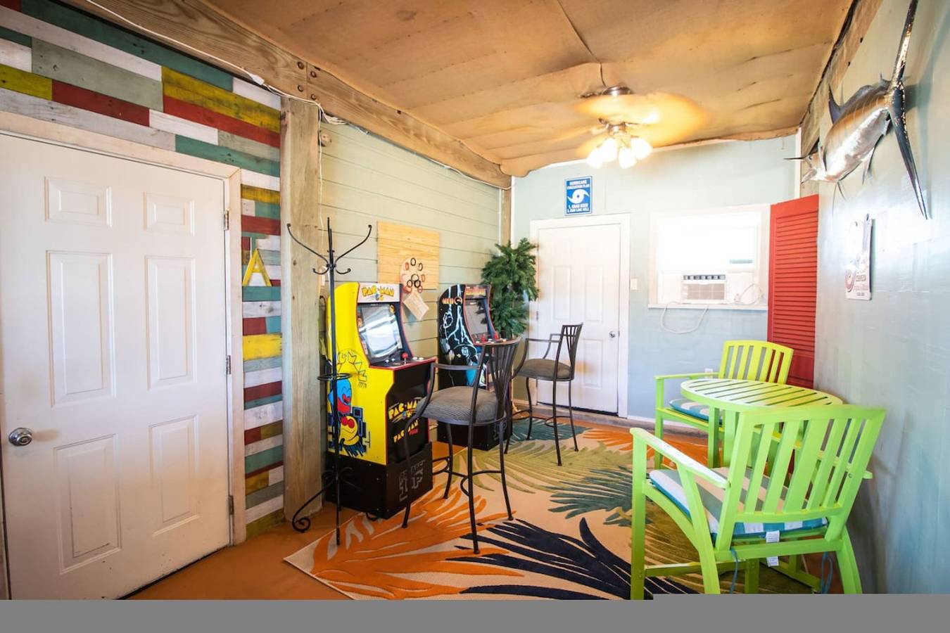 Home Lounge and Arcade. Close to beach and Marina! in Galveston Island, Galveston