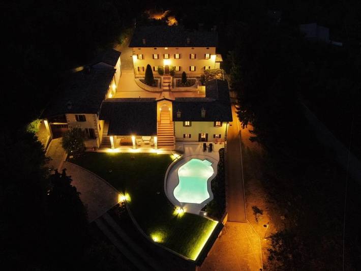 Casa vacanza per 2 persone, con Terrazza e Idromassaggio nonché Giardino e Piscina a Pavullo nel Frignano