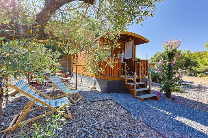 Camping pour 3 personnes, avec Terrasse et Jacuzzi ainsi que Jardin et Piscine