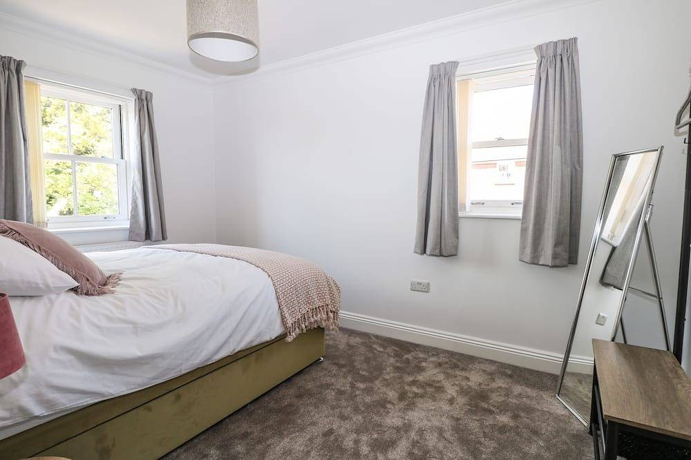 Trinity Cottage, pet friendly, with a garden in Christchurch in Christchurch, Dorset
