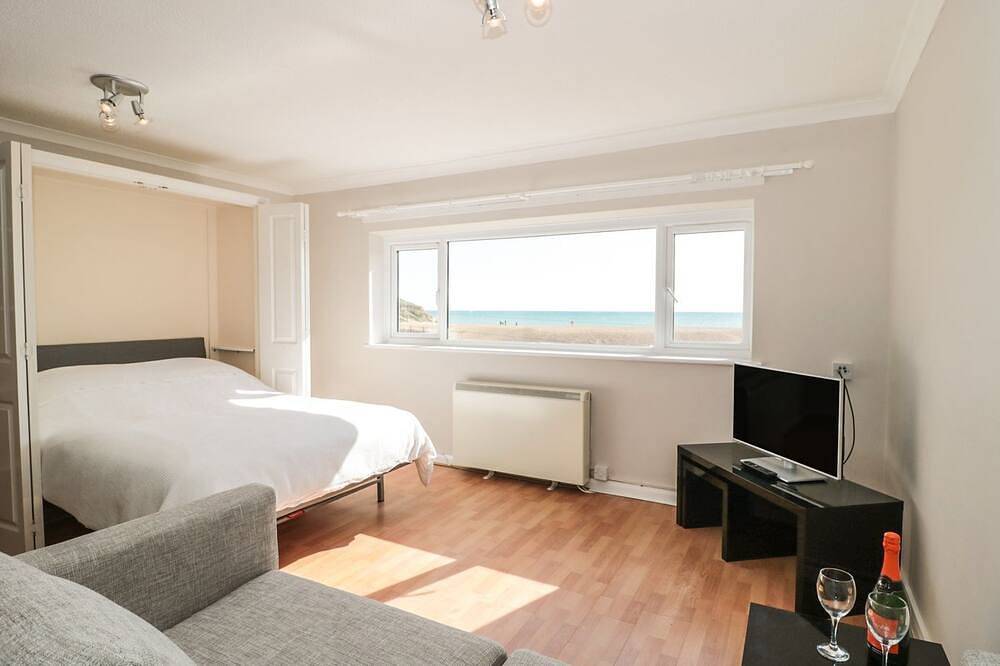 Flat 30, pet friendly, country holiday cottage in West Bay in West Bay, Dorset