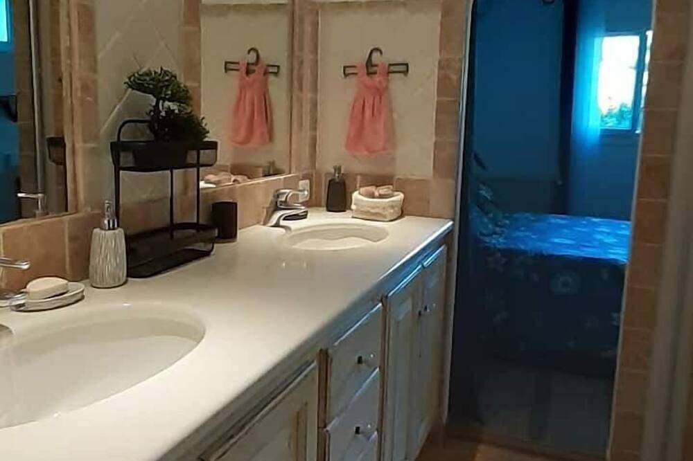 Chambre maison fleurie in Draguignan, Région de Draguignan