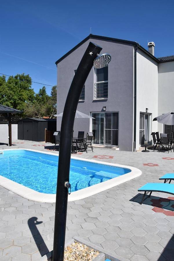Villa pour 12 personnes, avec jardin et piscine ainsi que sauna et vue à Biograd na Moru